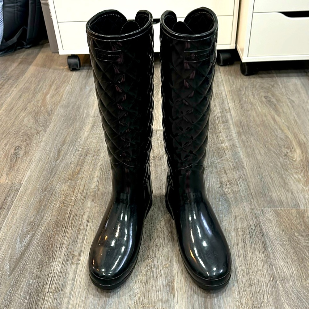 Women’s size 9 Hunter boots w/ socks